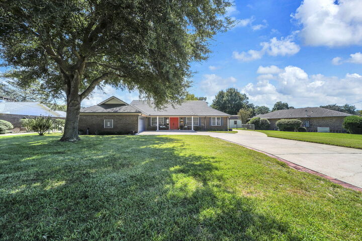 Property Photo:  136 Country Club Road  FL 32579 