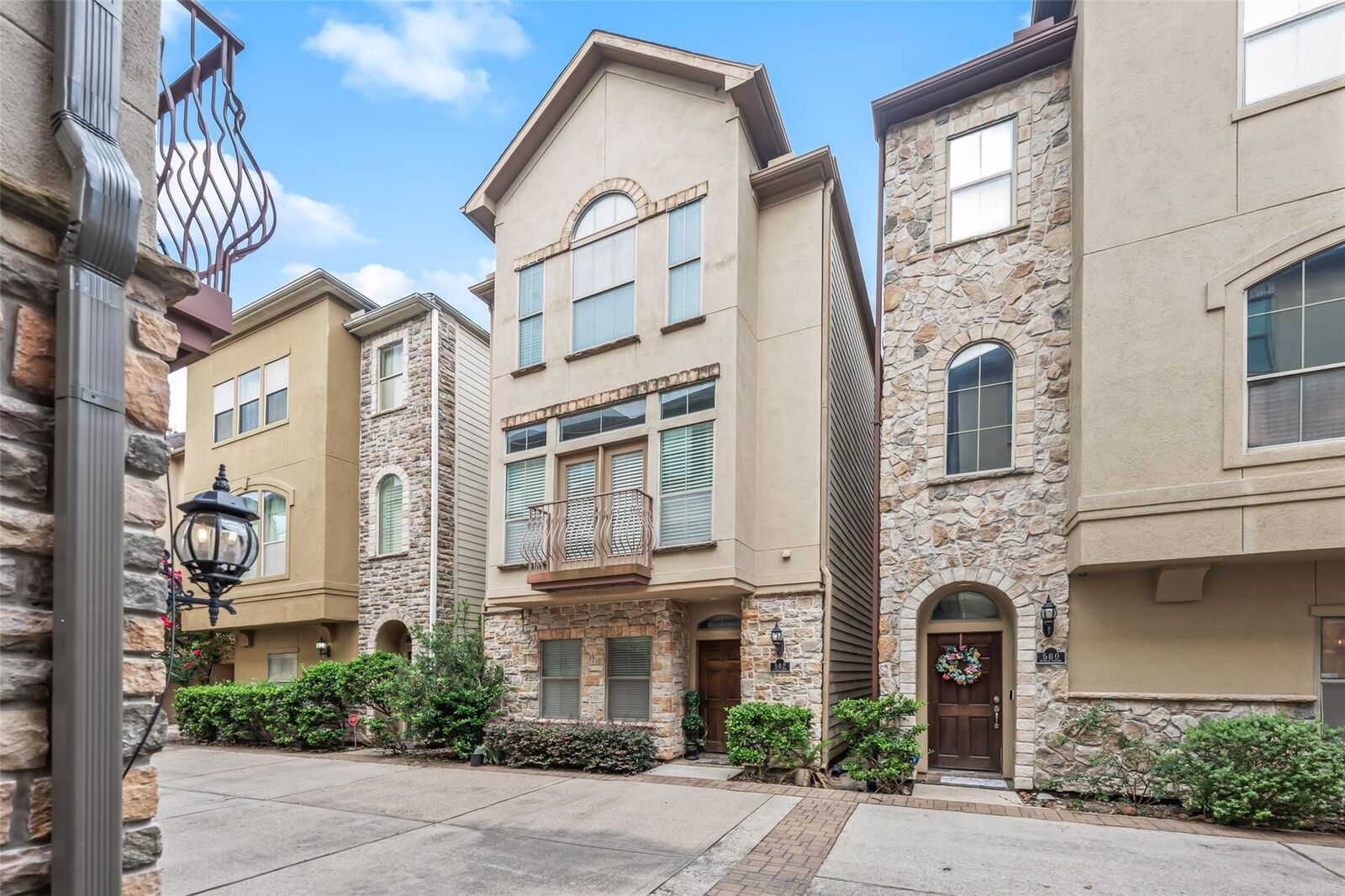 Property Photo:  562 Bomar Street  TX 77006 