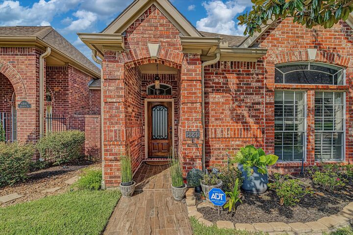 Property Photo: 6840 Queensclub Drive TX 77069