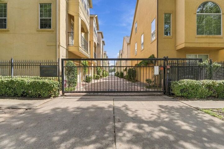 Property Photo:  1602 A Colorado Street A  TX 77007 