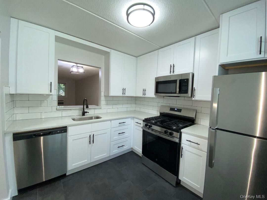 Property Photo: 85 N Middletown Road E2 NY 10954
