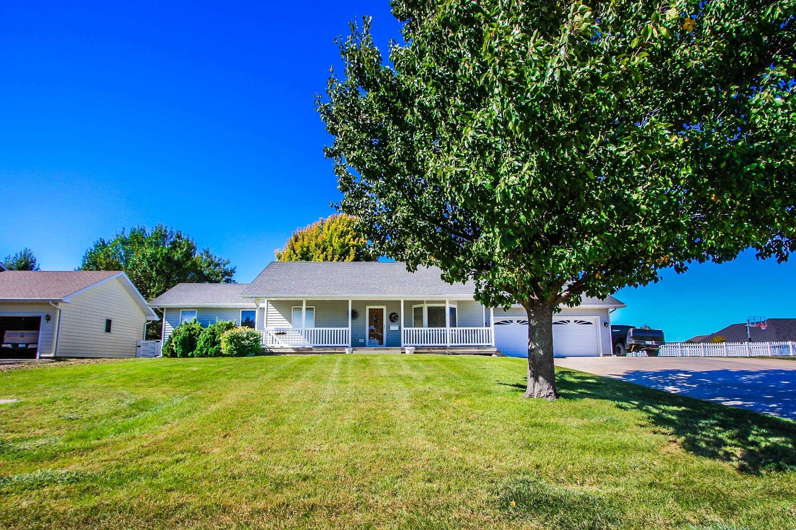 Property Photo: 1010 Lakeview Blvd NE 69101