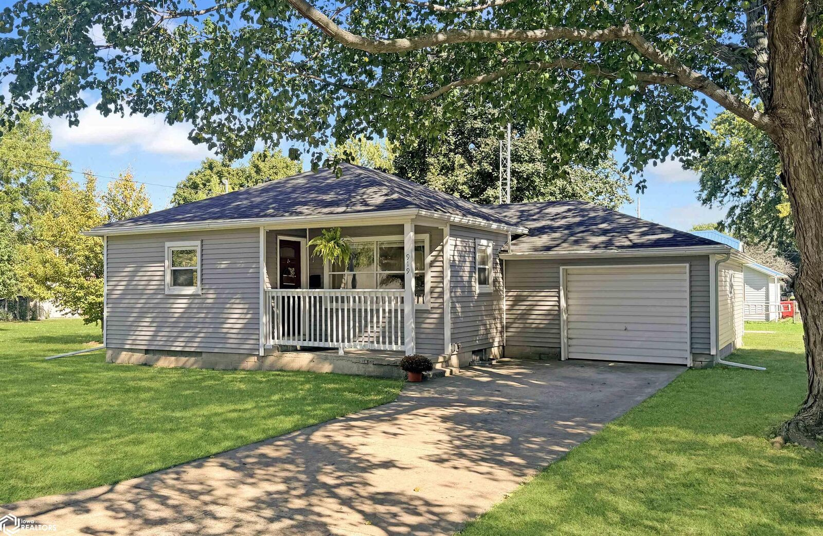 Property Photo: 919 3rd Street NE IA 50441