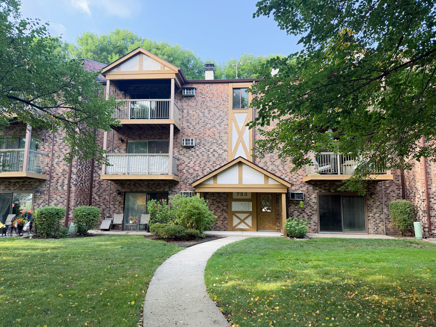 Property Photo: 753 S Dwyer Avenue IL 60005