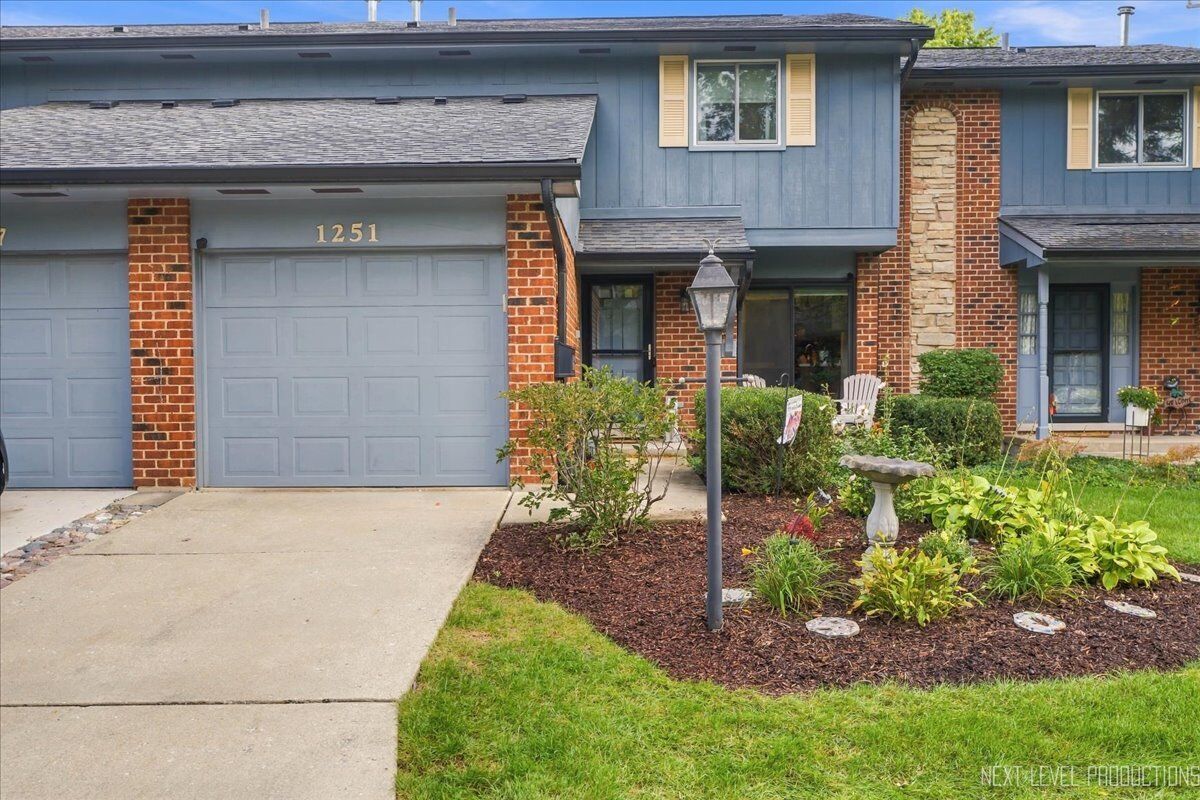 Property Photo:  1251 Croydon Court  IL 60189 