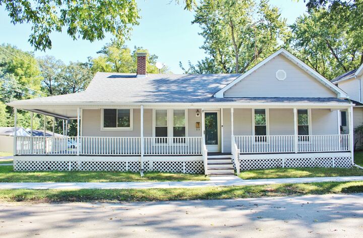 Property Photo:  209 N McIntyre Street  IL 60481 