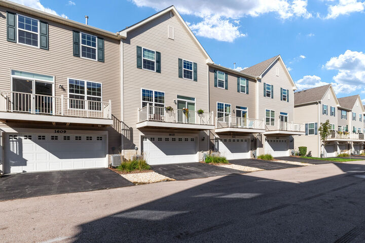 Property Photo:  1609 Sager Way  IL 60510 
