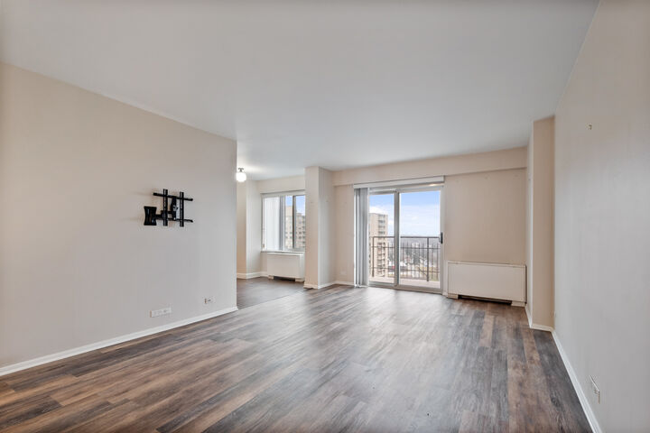 Property Photo:  7033 N Kedzie Avenue 1707  IL 60645 