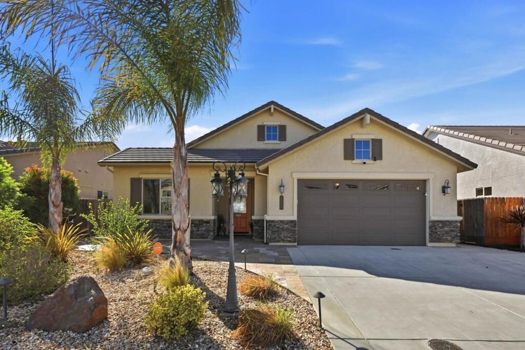 Property Photo:  