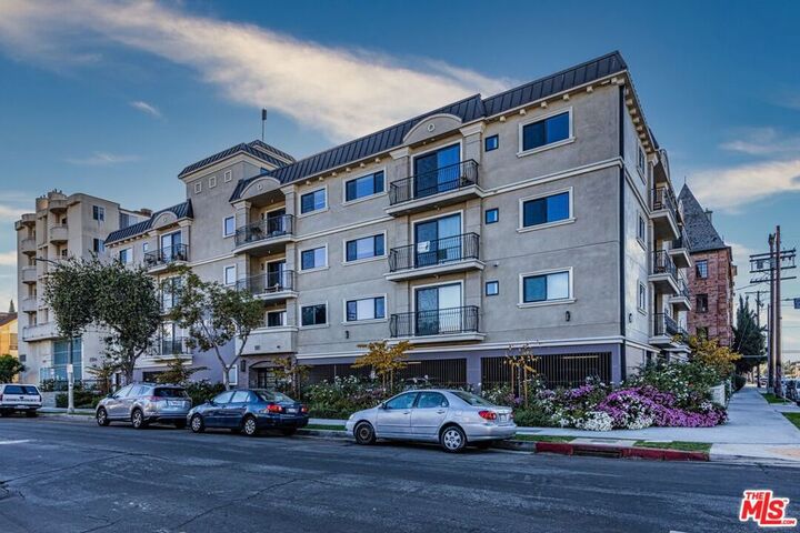 Property Photo:  901 S Gramercy Drive 202  CA 90019 