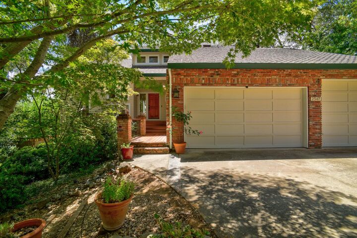 Property Photo: 2547 Lakeridge Oaks Drive CA 95762