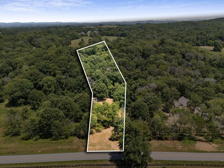 Property Photo:  949 Palmer Rd  TN 37090 