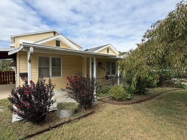 Property Photo:  1008 N Ash  OK 74601 