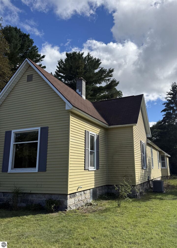 Property Photo:  932 E State Street  MI 49686 