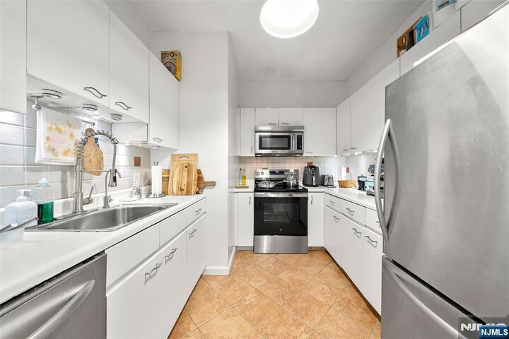 Property Photo:  100 Grand Cove Way 5H  NJ 07020 