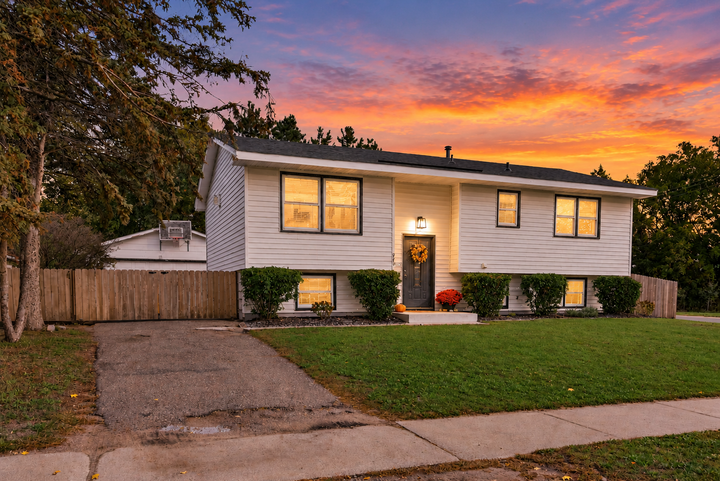 Property Photo: 943 Blackoaks Lane MN 55303