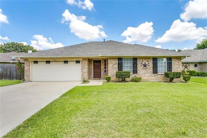Property Photo: 904 Vicksburg Lane TX 76028