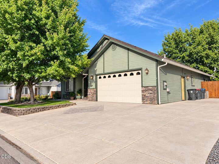 Property Photo:  1052 Kensington Court  OR 97502 