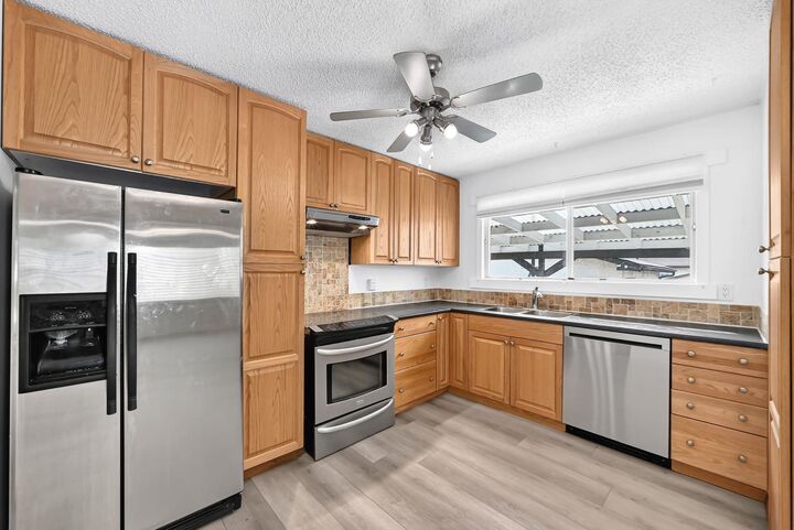 Property Photo:  947 Maitland Way NE  AB T2A 5M8 