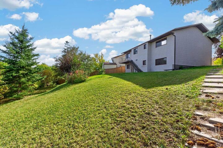 Property Photo:  63 Beaconsfield Crescent NW  AB T3K 1W5 