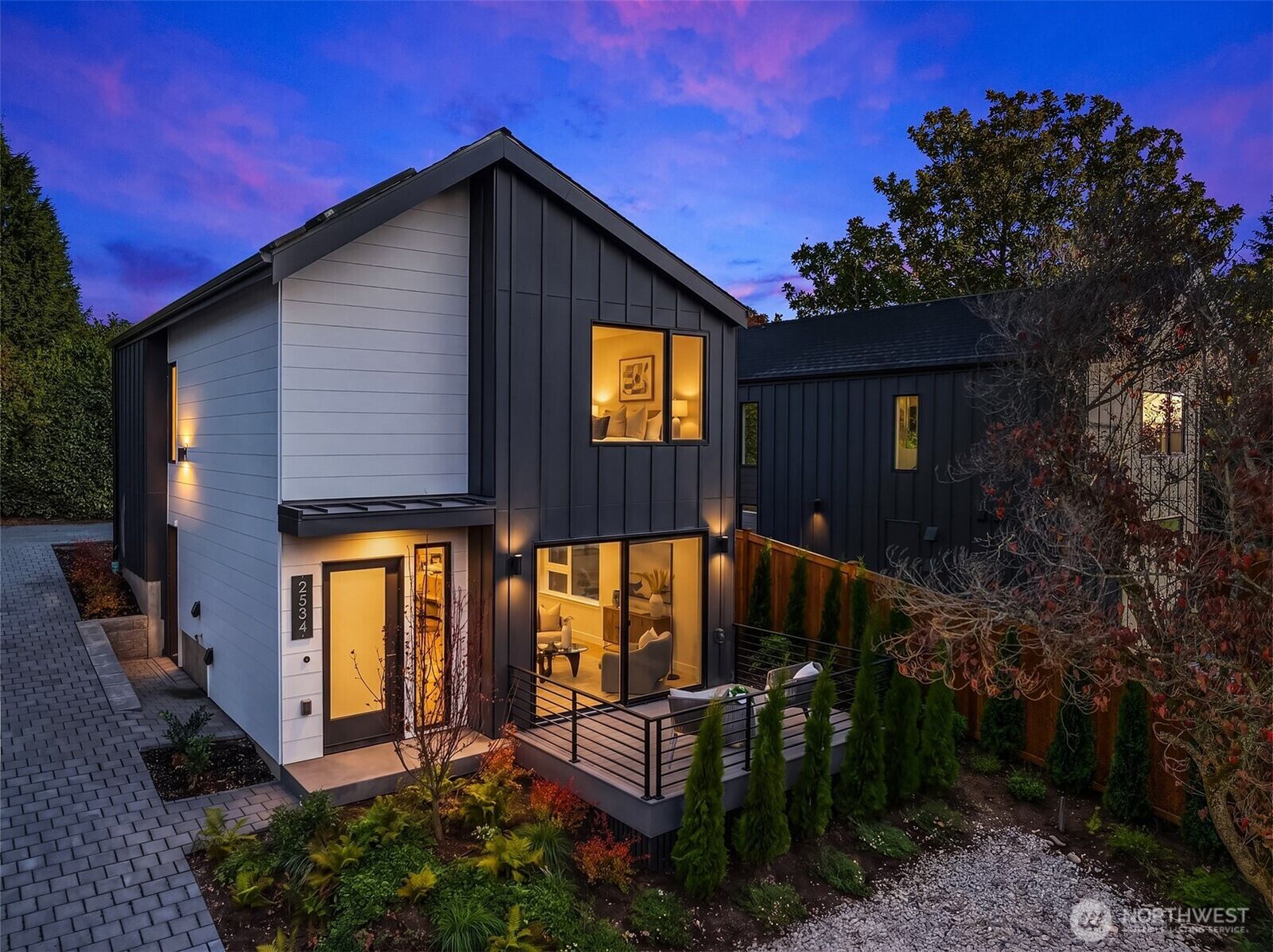 Property Photo:  2534  30th Avenue W  WA 98199 