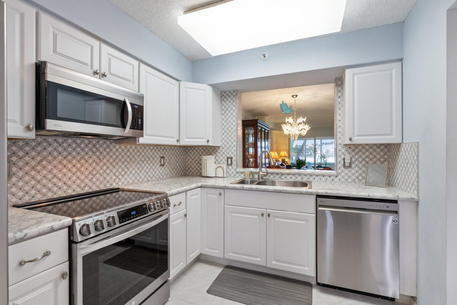Property Photo: 6096 Huntwick Terrace 206 FL 33484