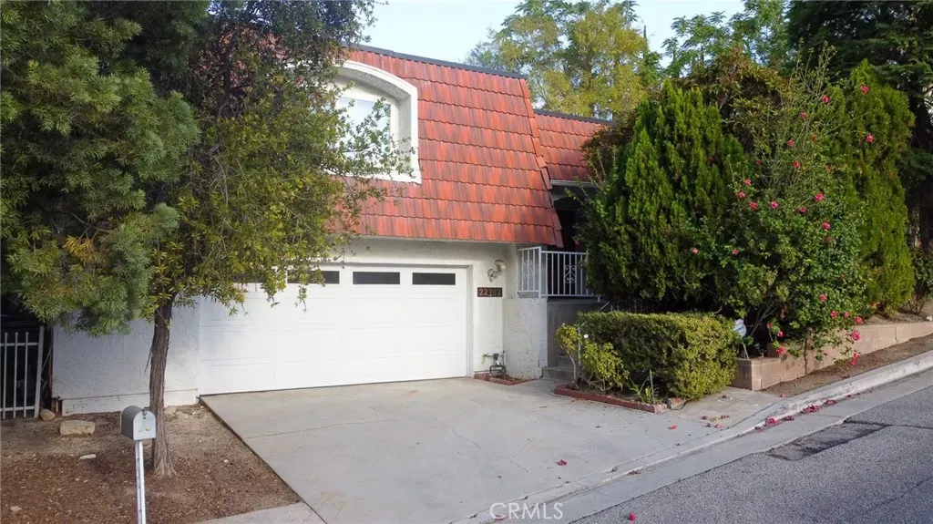 Property Photo:  22762 Avenue San Luis  CA 91364 