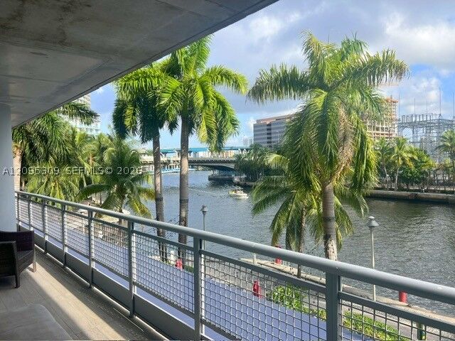 Property Photo:  690 SW 1st Ct 305  FL 33130 