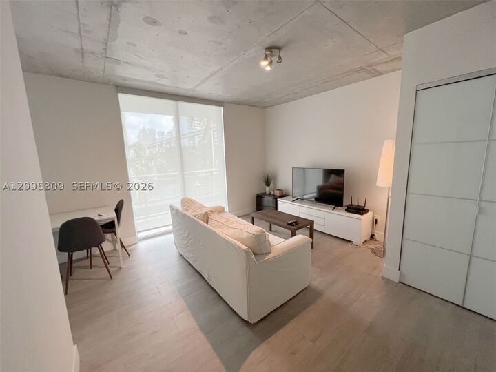 Property Photo:  690 SW 1st Ct 305  FL 33130 