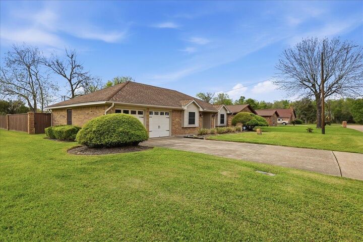 Property Photo: 4460 Beale St TX 77705