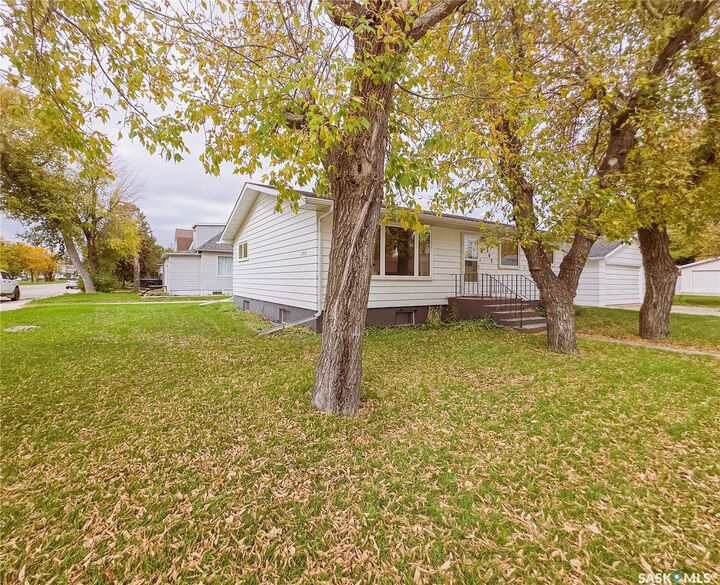 Property Photo:  202 7th Avenue W  SK S0A 2P0 