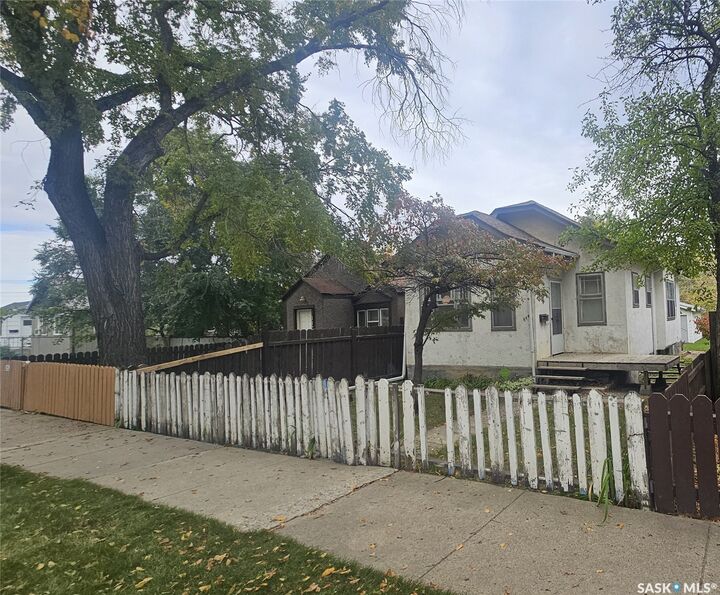 Property Photo:  114 N Avenue S  SK S7M 2M7 