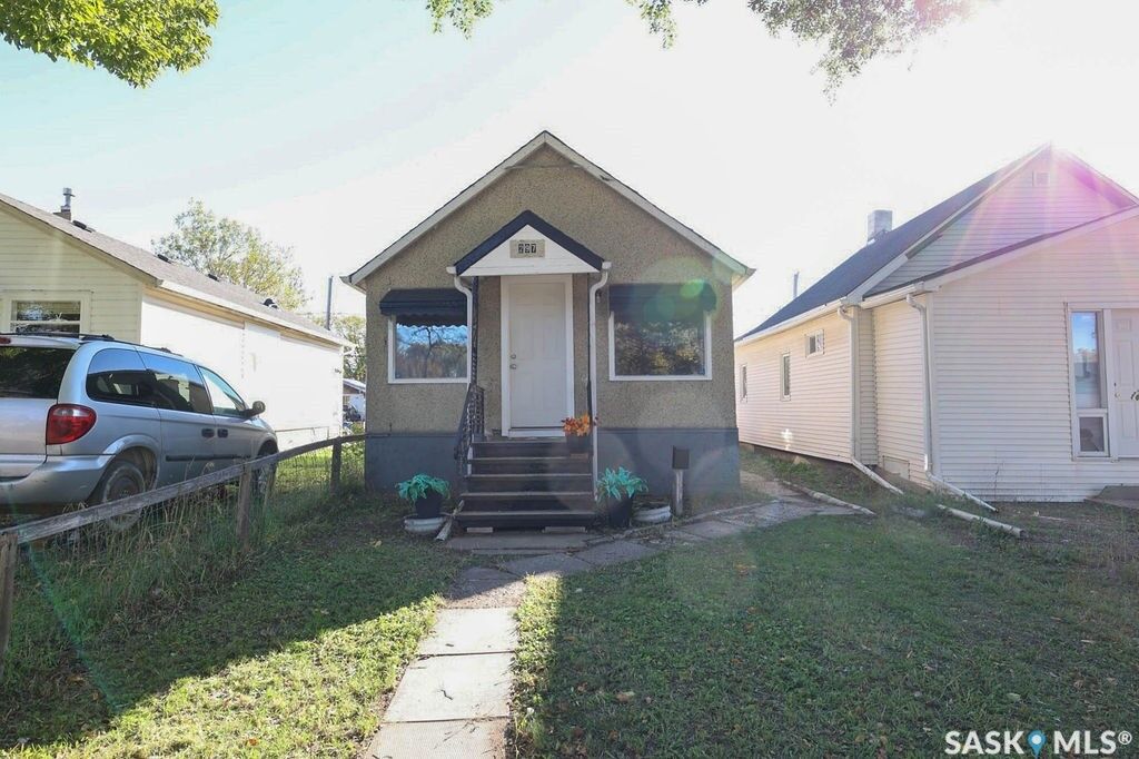 Property Photo:  297 Smith Street  SK S4R 2K8 