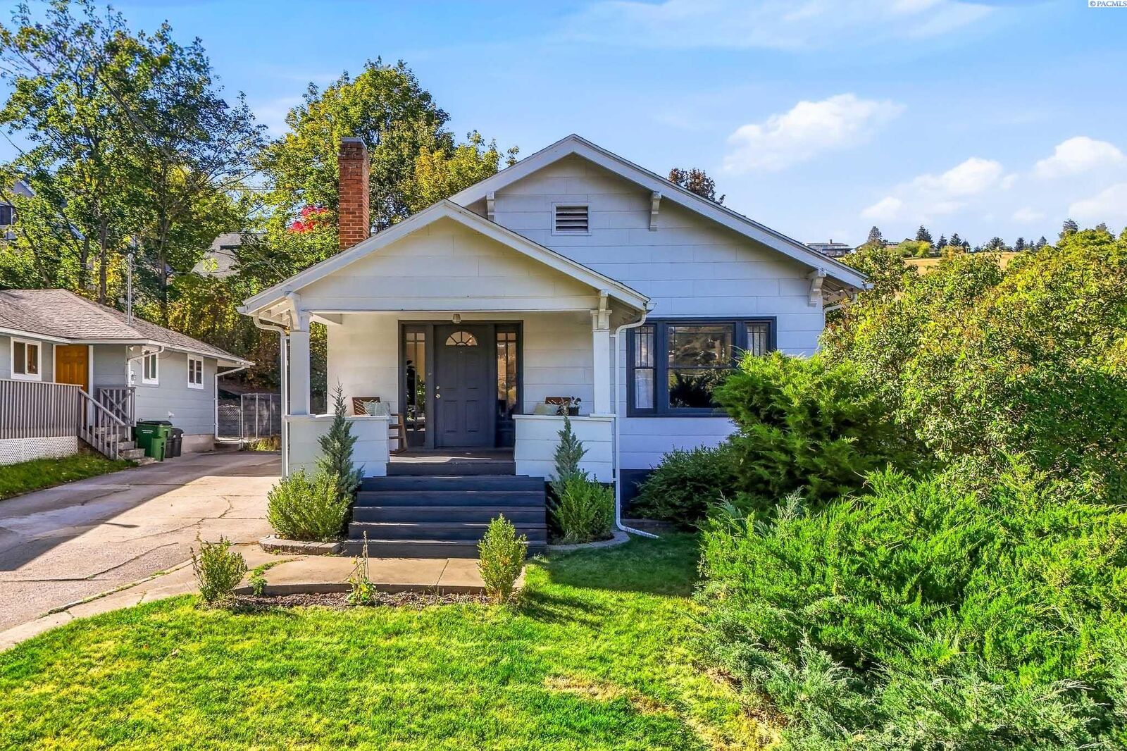 Property Photo:  804 S Main St  WA 99111 