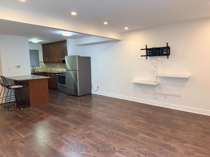 Property Photo:  15 Hardcastle Court Upper  ON L6S 2B2 