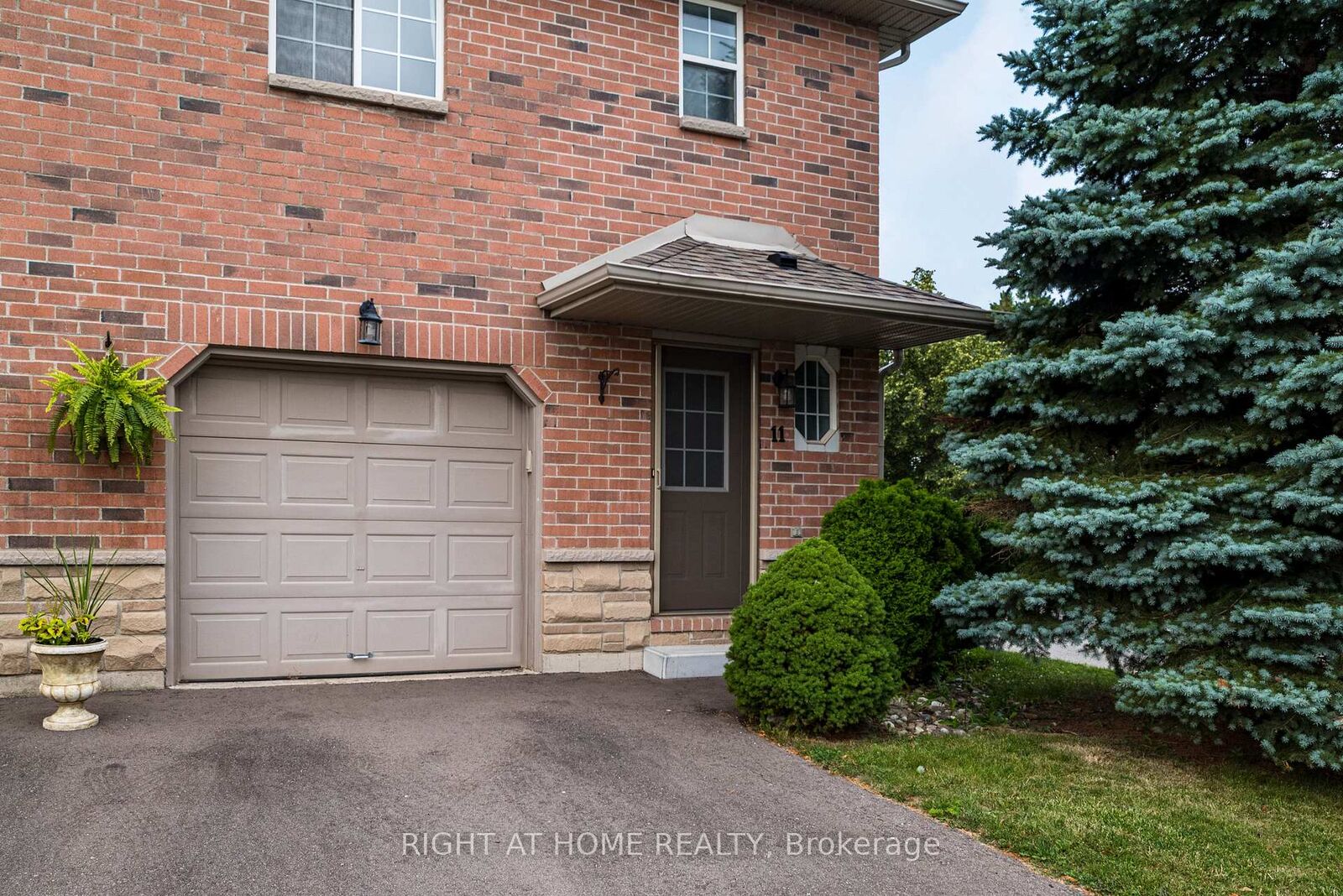 Property Photo:  39 Pinewoods Drive 11  ON L8J 3Z3 