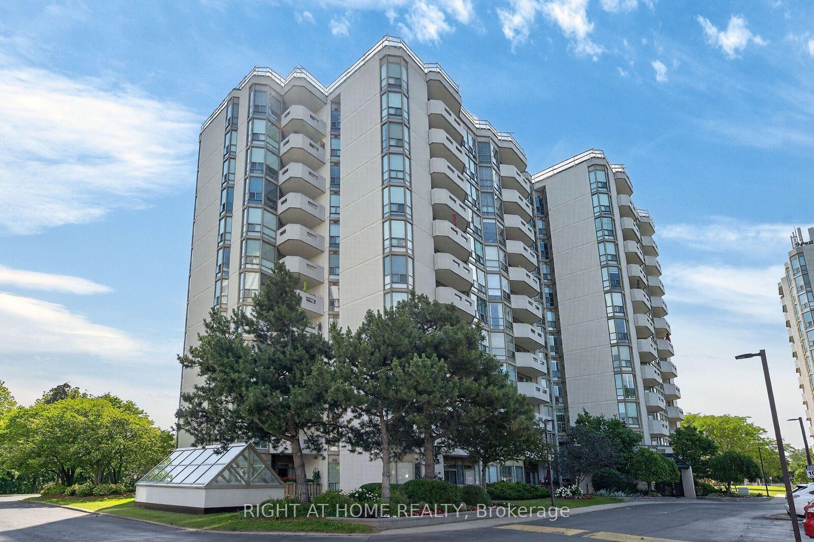 Property Photo:  5080 Pinedale Avenue 306  ON L7L 5V7 