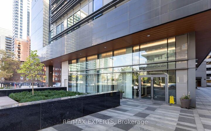 Property Photo:  39 Roehampton Road 2707  ON M4P 0G1 
