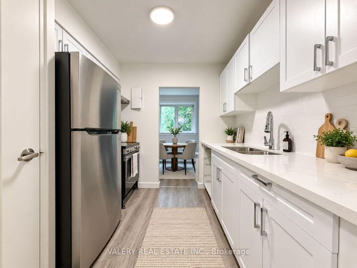 Property Photo:  227 Cathcart Street 607  ON  
