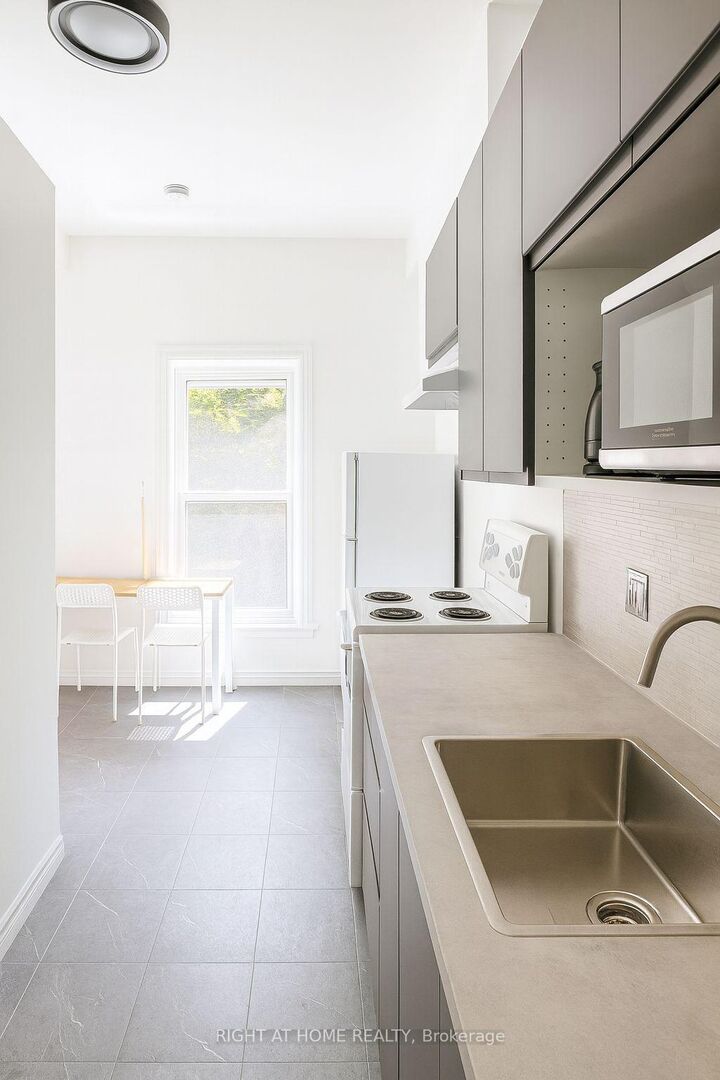 Property Photo:  198-200 Queen Street W 201  ON M5V 1Z2 