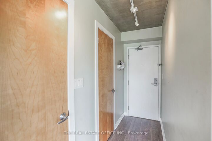 Property Photo:  800 King Street W 414  ON M5V 3M7 
