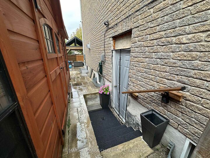 Property Photo:  142 Summerset Drive  ON L4N 6G5 