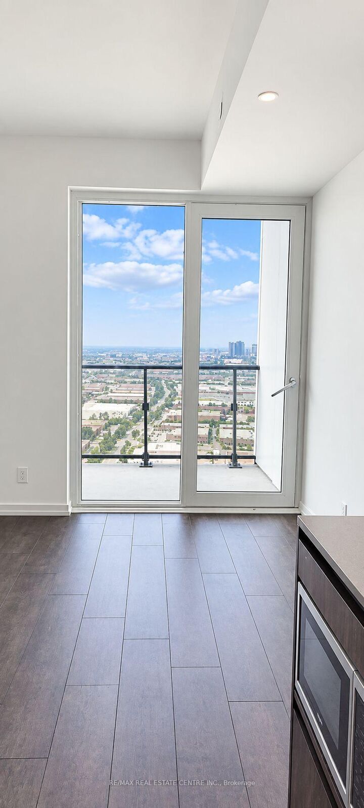 Property Photo: 1000 Portage Parkway 3915 ON L4K 0L1