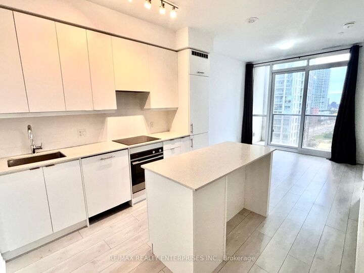 Property Photo:  30 Elm Drive W 1005  ON L5B 0N3 