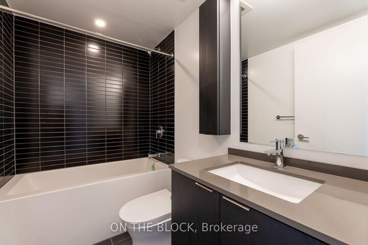 Property Photo:  86 Dundas Street E 913  ON L5A 1W4 