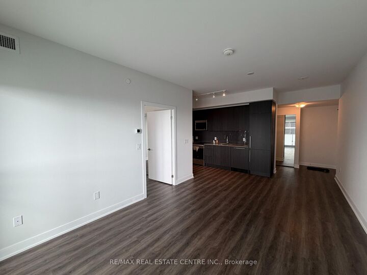 Property Photo:  4130 Parkside Village Drive W 3111  ON L5B 0L7 