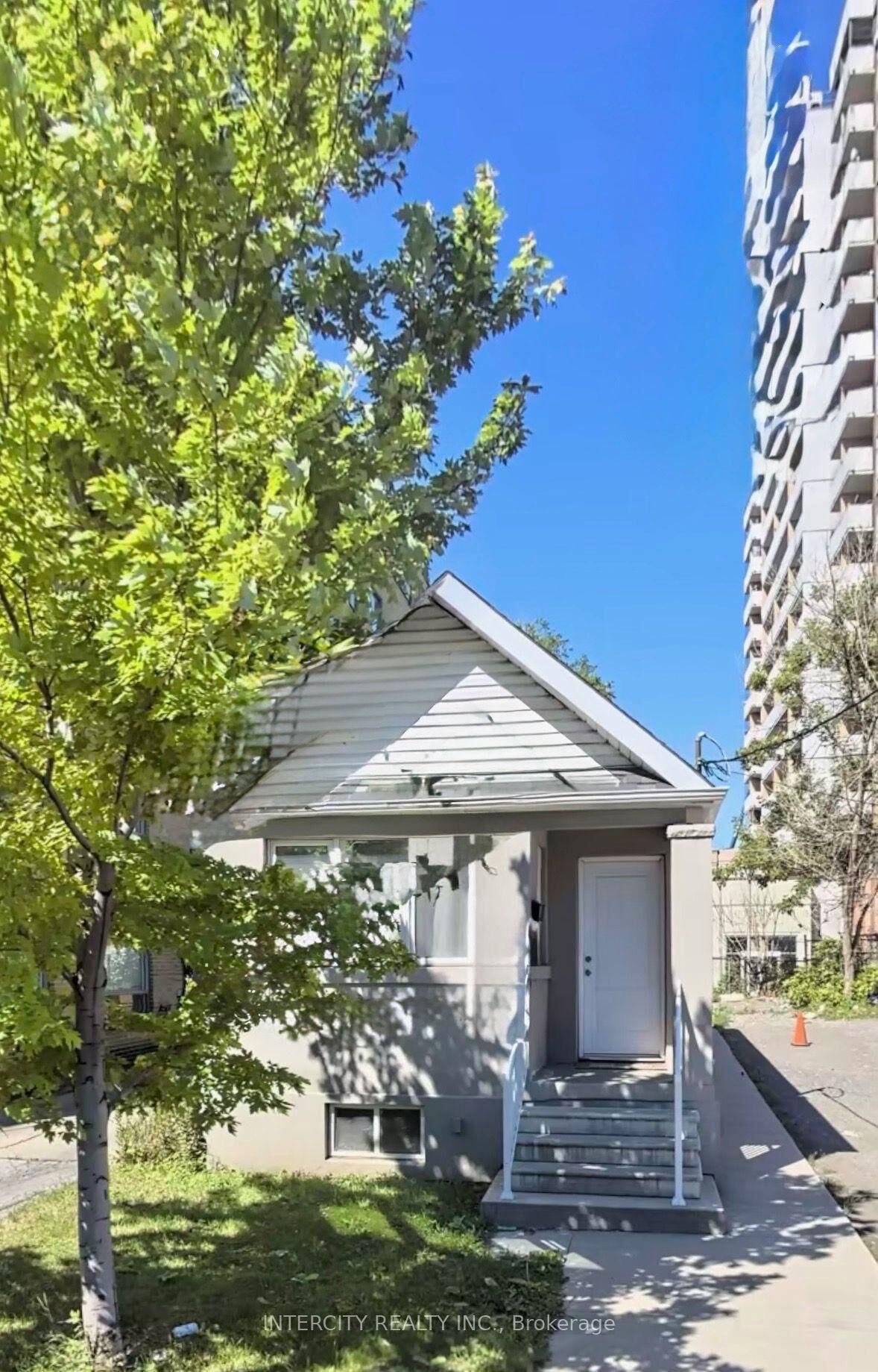 Property Photo:  692 Northcliffe Boulevard Bsmt  ON M6E 3M4 