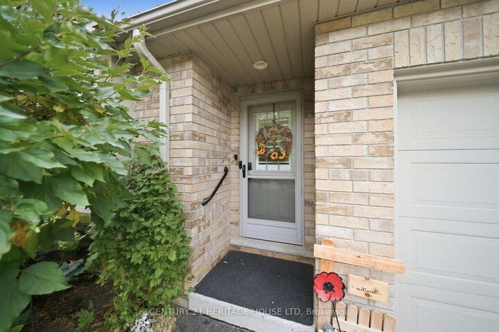 Photo de la propriété:  633 Park Road N 8  ON N3R 8B6 