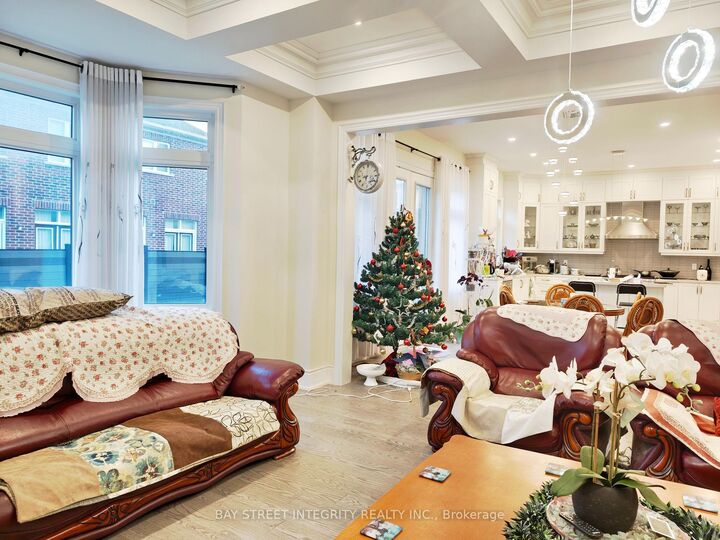 Property Photo:  211 Hillsview Drive  ON L4C 4L8 
