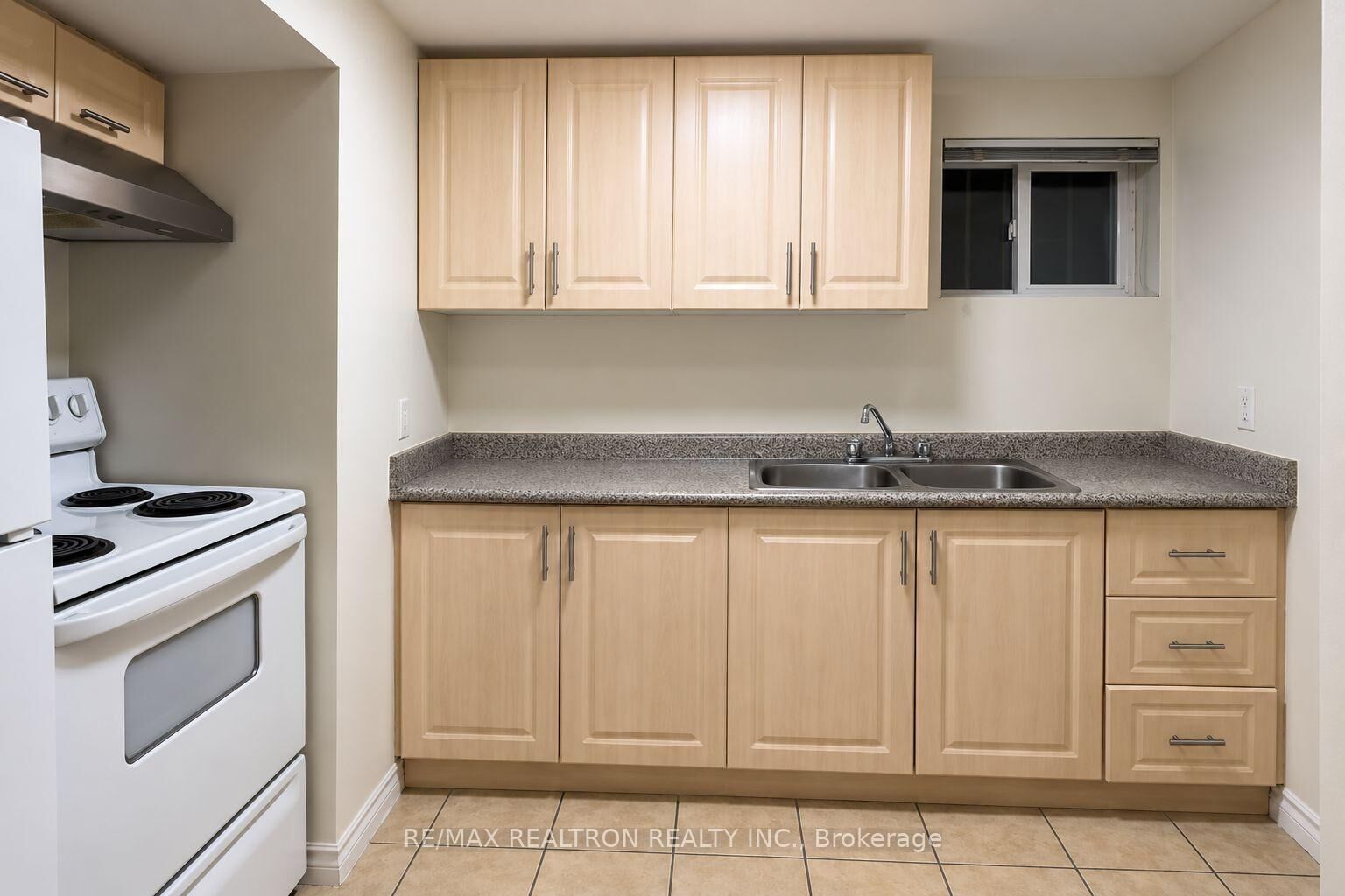 Property Photo:  468 Windhurst Gate #2bed Bsmnt  ON L4C 2V4 